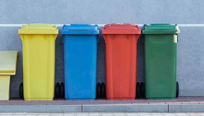 pawel-czerwinski-759725-unsplash-1 a blue container